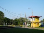 станция Новая Деревня: Пешеходный переход на месте бывшего переезда и бывший пост дежурного по переезду в нечётной горловине