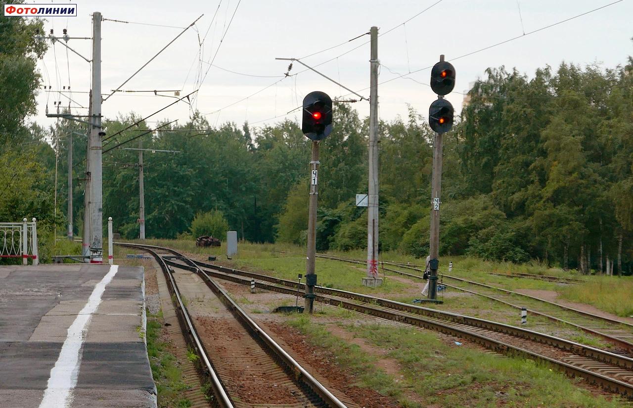Выходные светофоры Ч1, Ч2 (в сторону Санкт-Петербурга)