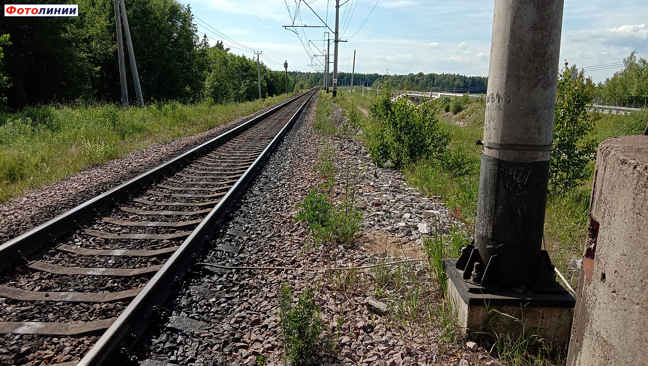 Разрушенная советская пассажирская платформа. Вид в сторону ст. Высоцк