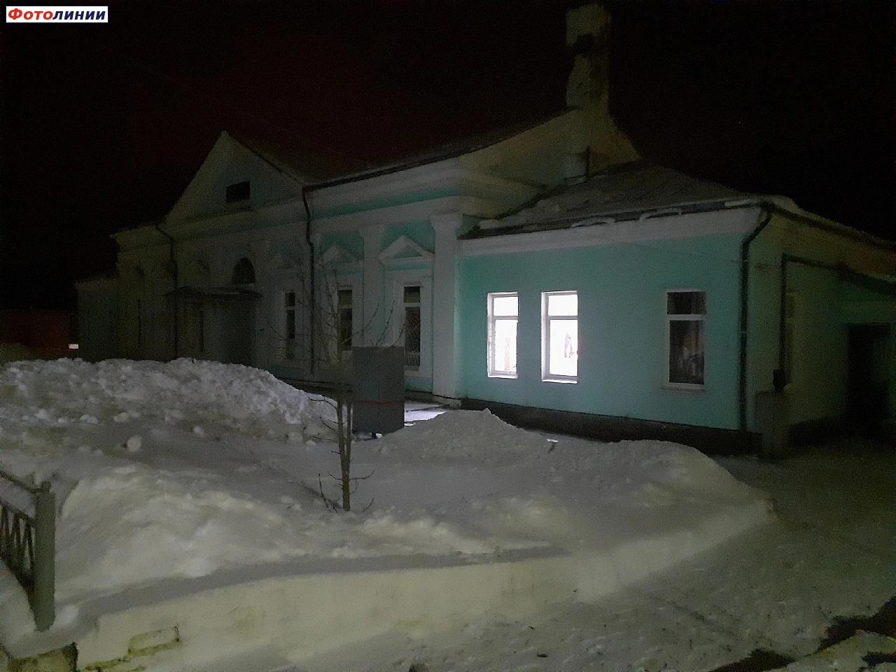 Здание станции ночью