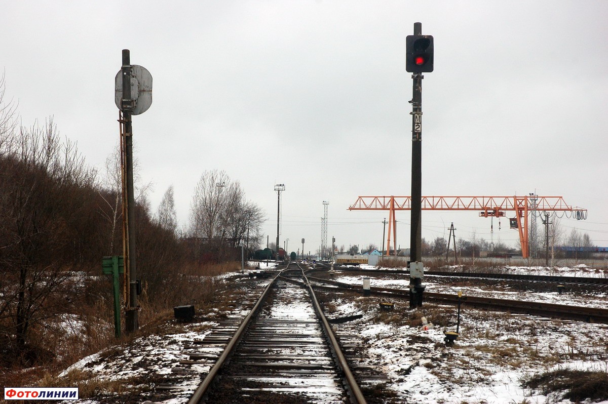 Светофор М2 и вид станции в сторону Слуцка