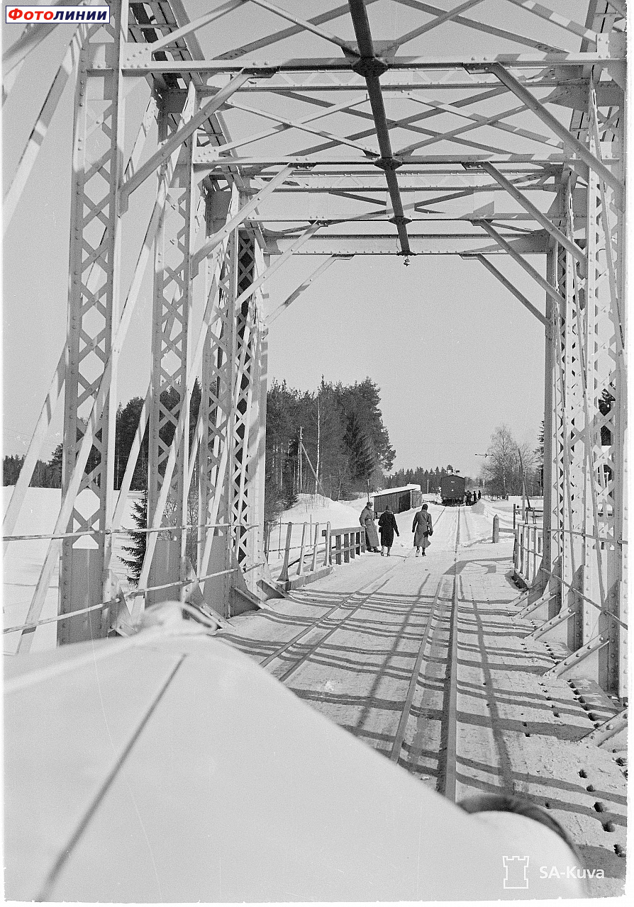 Мост и подъездной путь к посёлку
