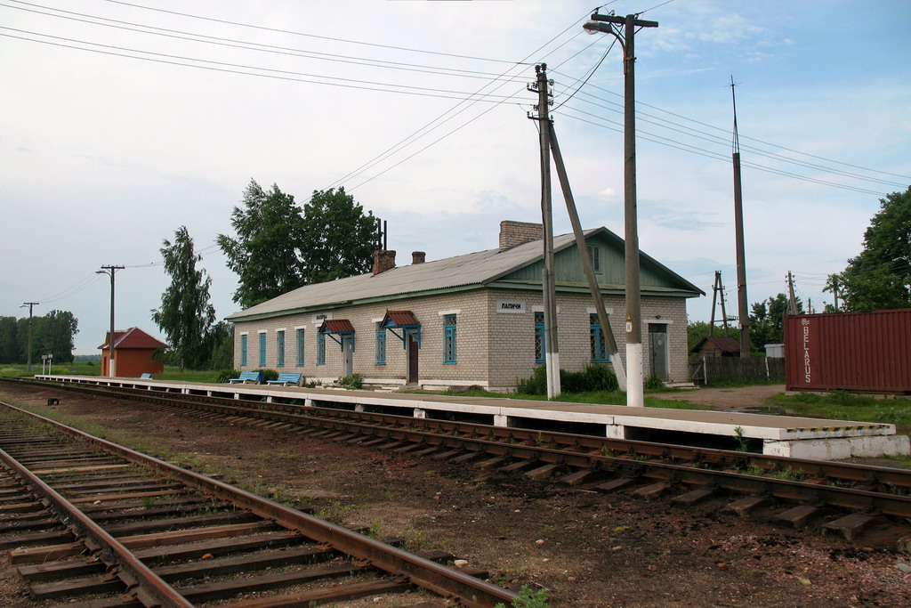 Вид на платформу и здание станции