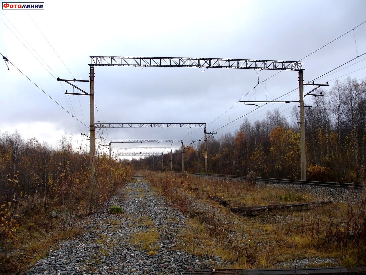 Вид бывшей станции в сторону Кировска