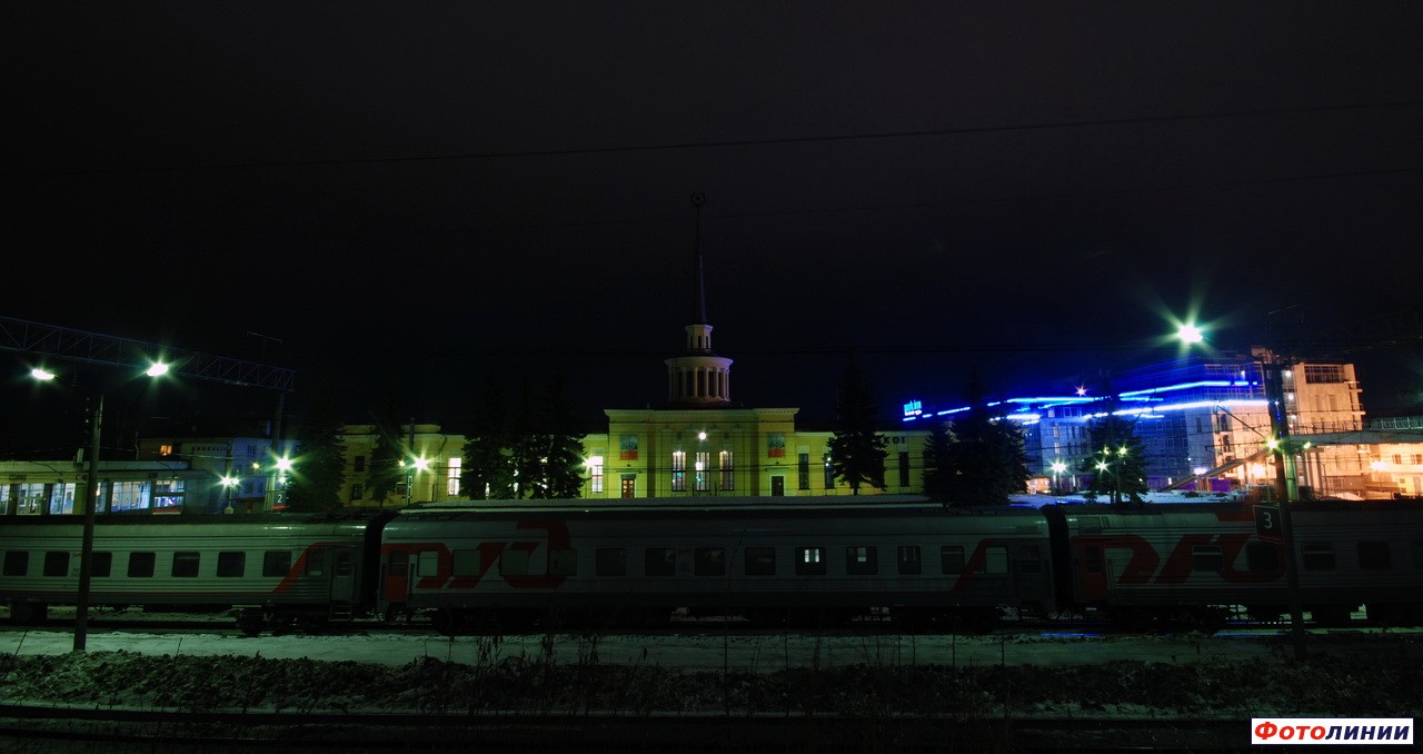 Вокзал, вид со стороны путей ночью