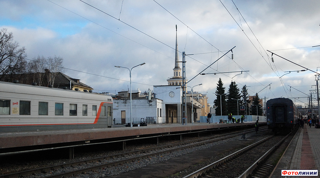 Вид на первую платформу и вокзал