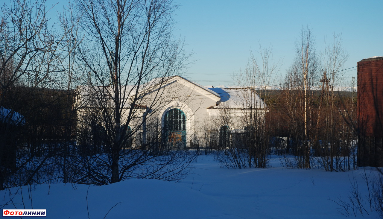 Вид здания станции из поселка
