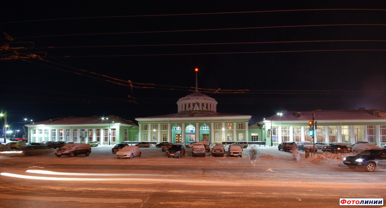 Вид вокзала со стороны города в темное время суток