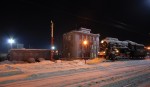 станция Мурманск: Пост ЭЦ и паровоз-памятник в темное время суток