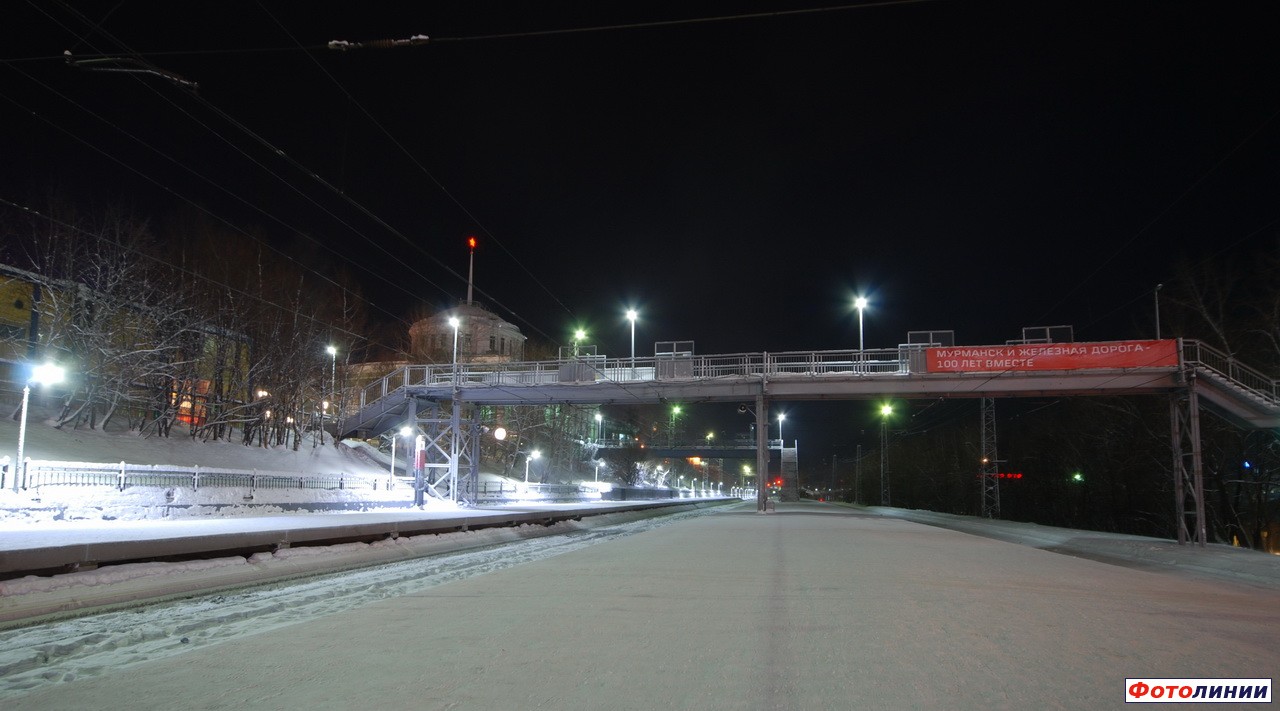 Вид платформ на юг в темное время суток