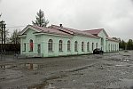 станция Оленегорск: Вид пассажирского здания с обратной стороны