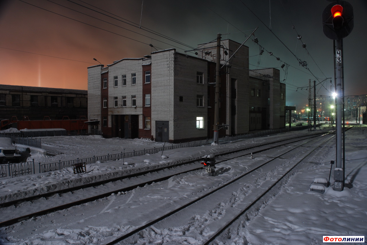Здание вагонного депо, вид ночью