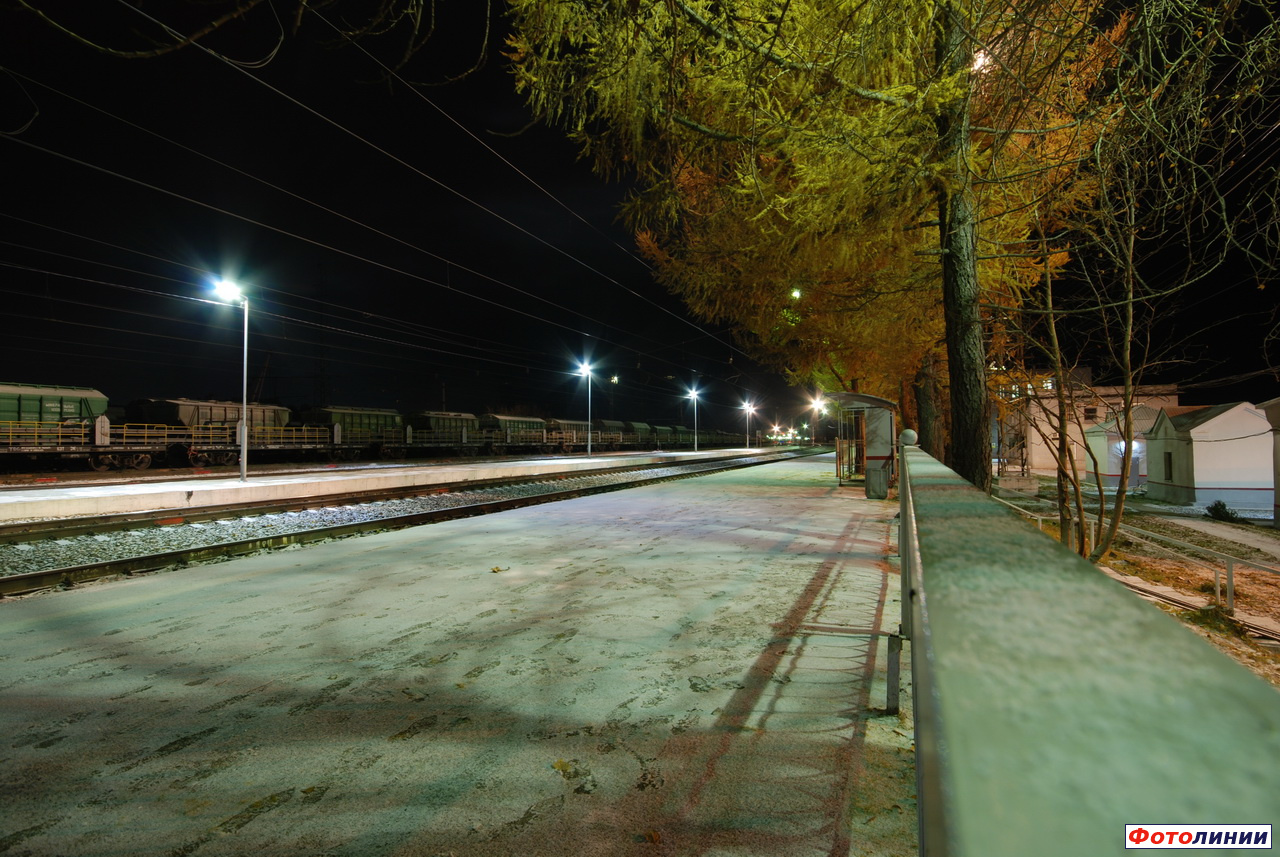 Вид первой платформы на юг ночью