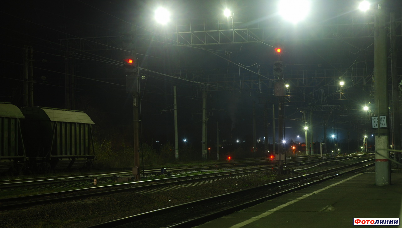 Выходные светофоры Н3 и Н2 в тихвинской части станции, вид в сторону Волховстроя I