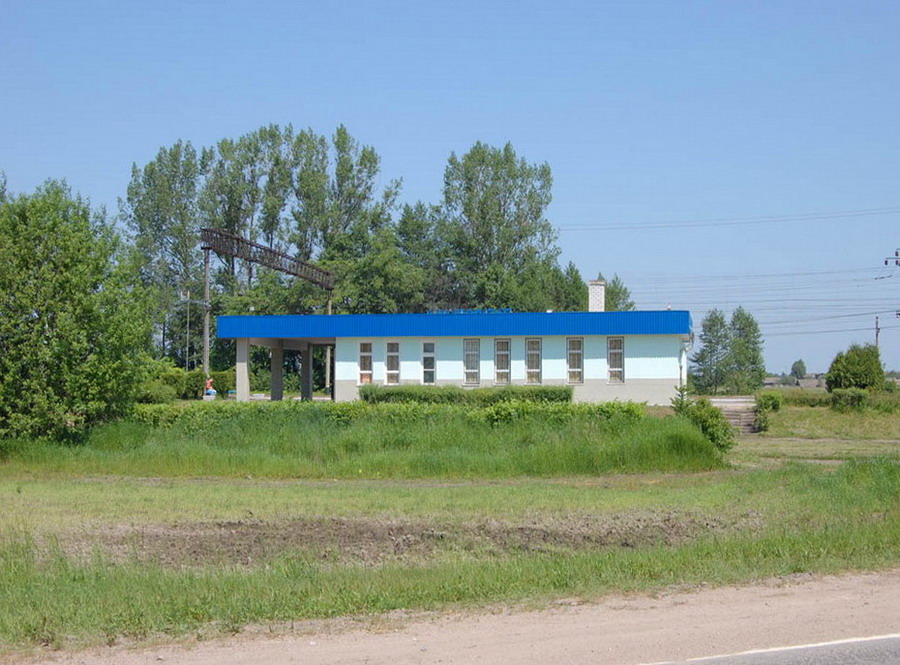 Пассажирское здание со стороны деревни
