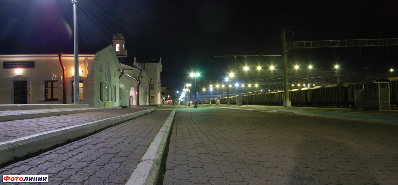 Вид первой платформы ночью