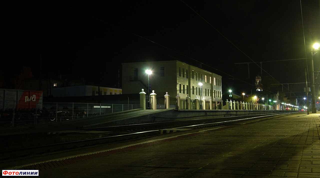 Вид платформ в сторону Волховстроя II ночью