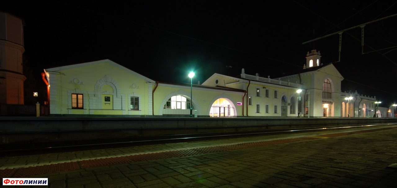 Вид вокзала со второй платформы ночью