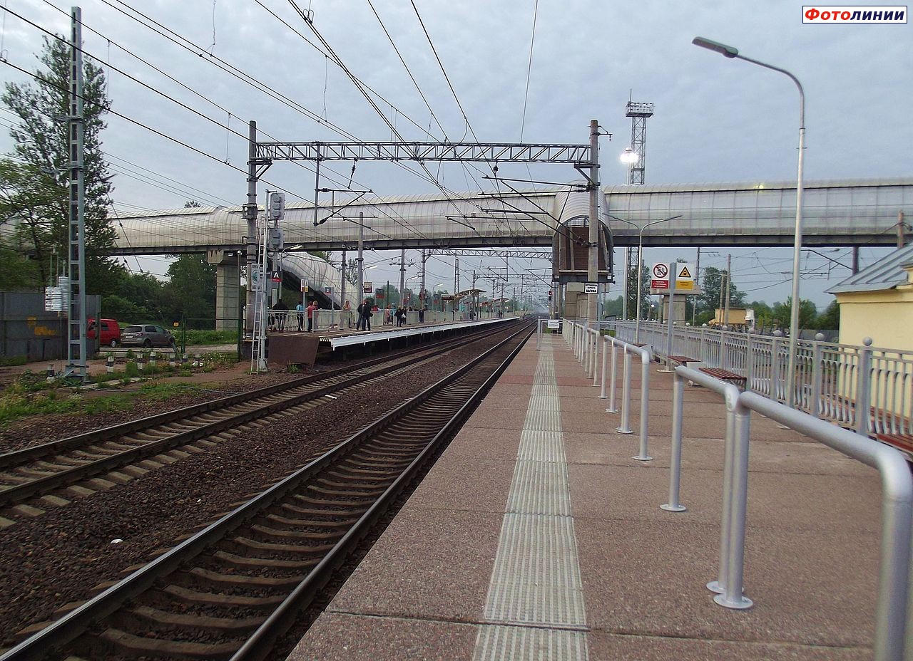Переходной мост и вторая платформа (в сторону Санкт-Петербурга), вид в сторону Малой Вишеры