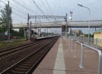 станция Чудово-Московское: Переходной мост и вторая платформа (в сторону Санкт-Петербурга), вид в сторону Малой Вишеры