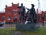 Памятник Петру Первому и Михаилу Сердюкову на привокзальной площади
