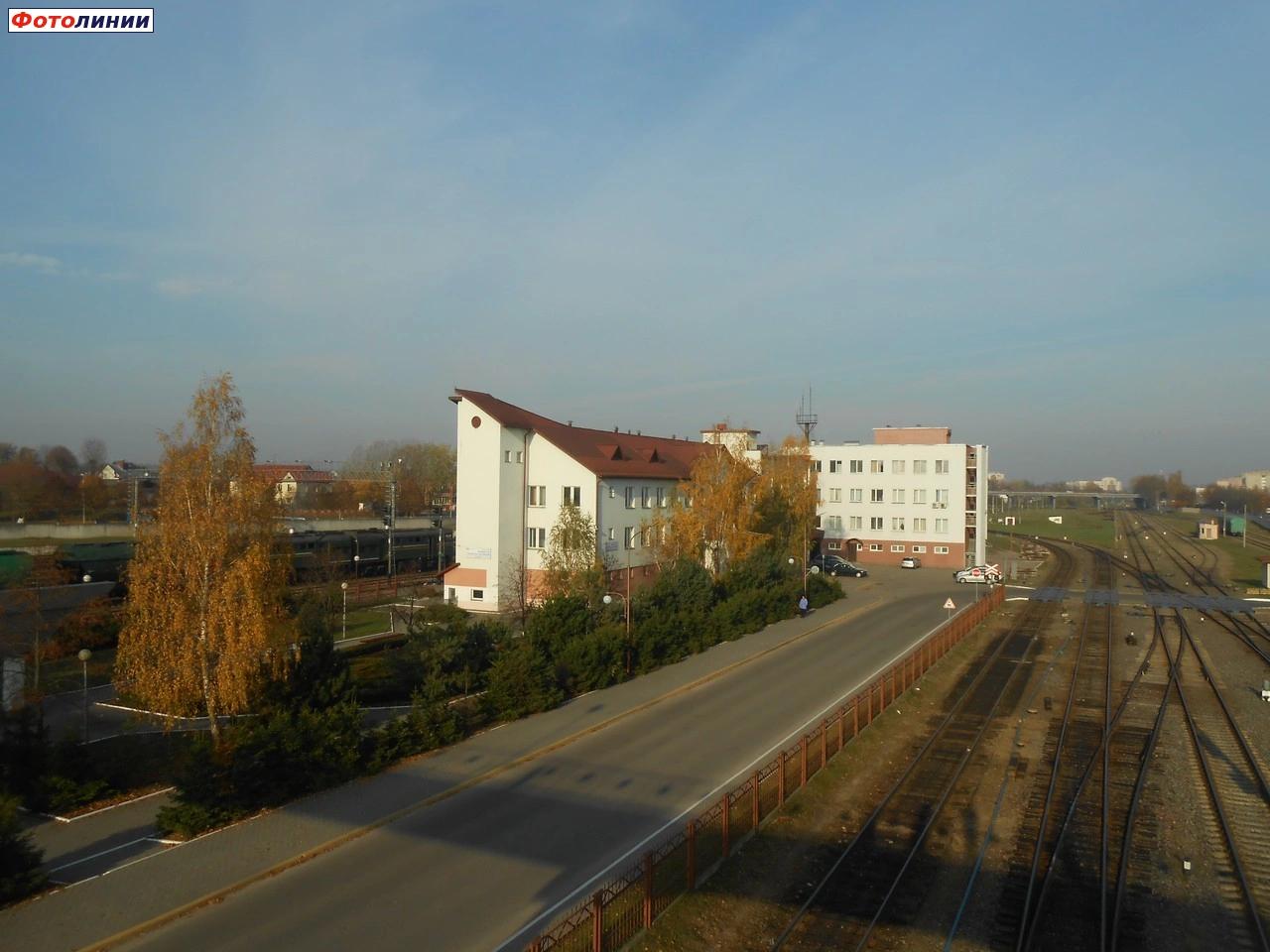 Вид с пешеходного моста на станционные здания