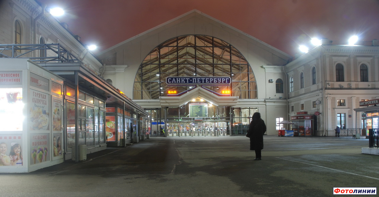 Вокзал, вид со стороны платформ ночью