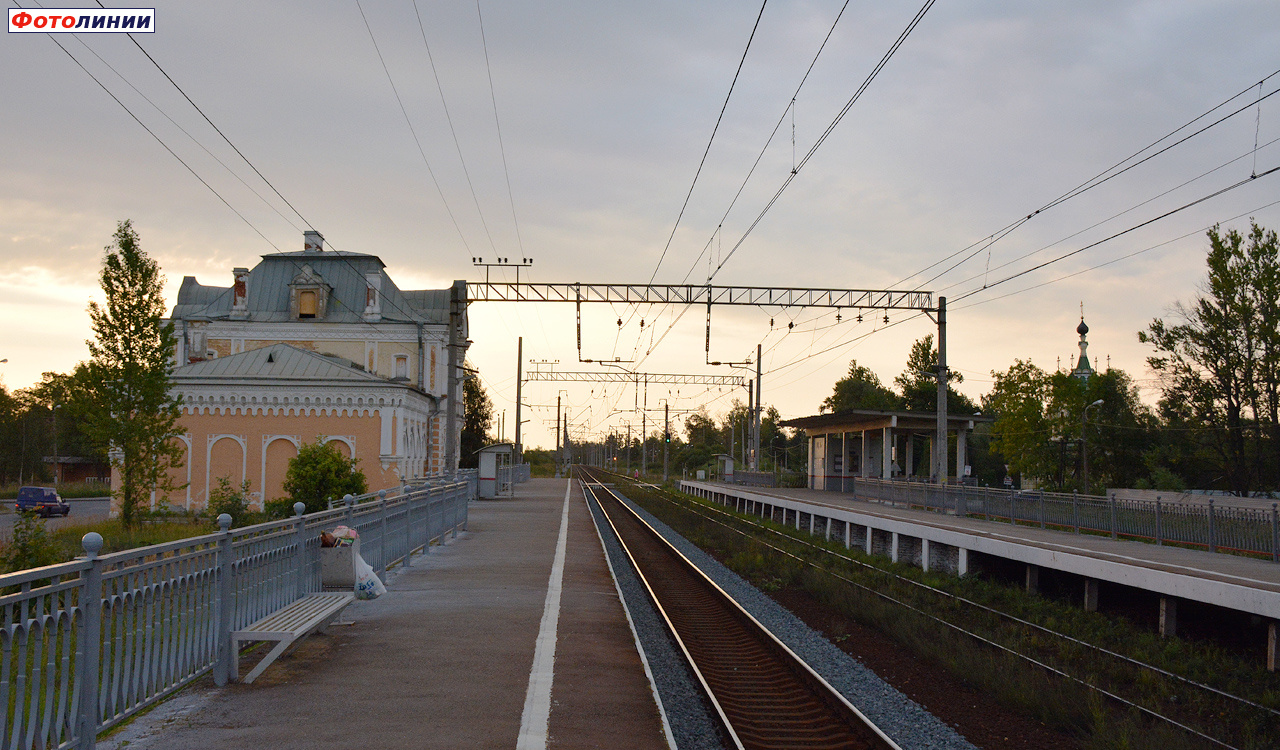 Вид с платформы в сторону Санкт-Петербурга