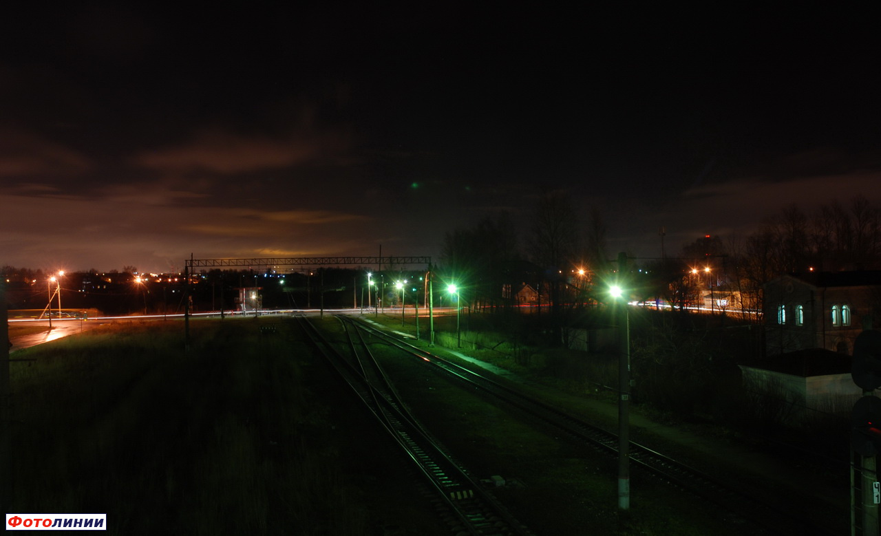 Вид станции в сторону Санкт-Петербурга ночью