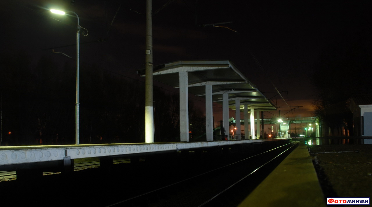 Вид платформы в сторону Санкт-Петербурга ночью