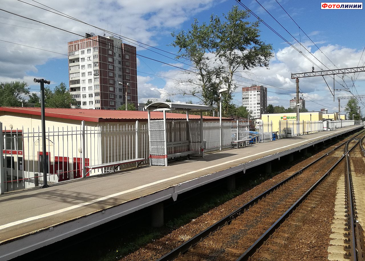 Пассажирский павильон на первой платформе, вид в сторону Санкт-Петербурга