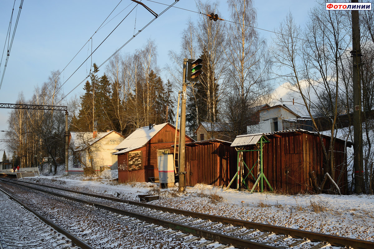 Бывший вокзал, хозяйственные постройки, туалеты и проходной светофор