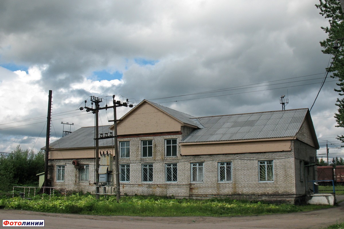 Здание станции, вид со стороны поселка