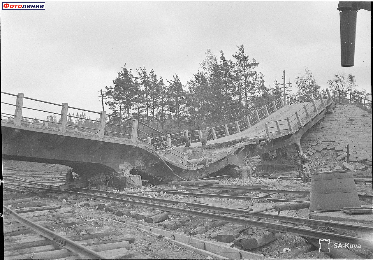 Повреждённые бомбардировкой станция и мост