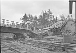 Повреждённые бомбардировкой станция и мост