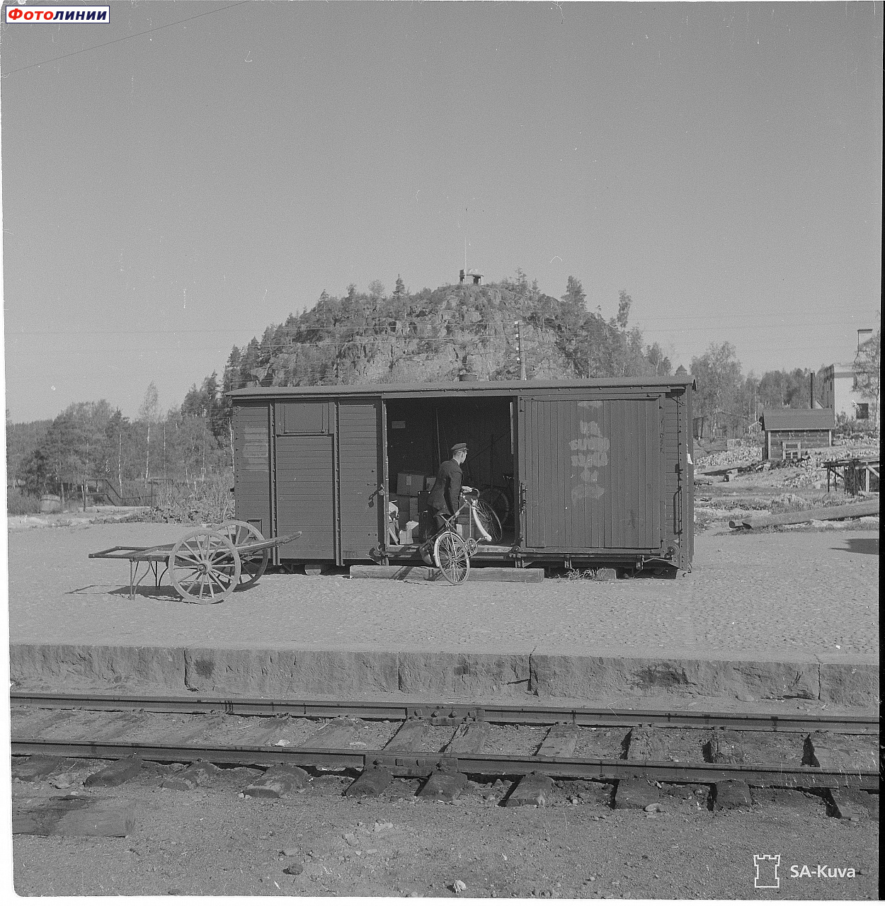 Повреждённый во время Зимней войны вагон используется в качестве хранилища при станции. На заднем фоне -- знаменитая гора Линнавуори
