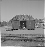 станция Хийтола: Повреждённый во время Зимней войны вагон используется в качестве хранилища при станции. На заднем фоне -- знаменитая гора Линнавуори