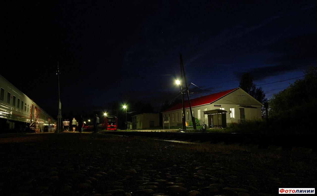 Вид станции в сторону Выборга ночью