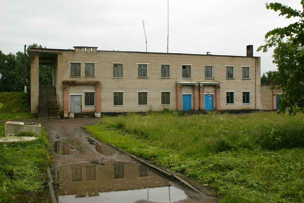 Здание станции со стороны поселка