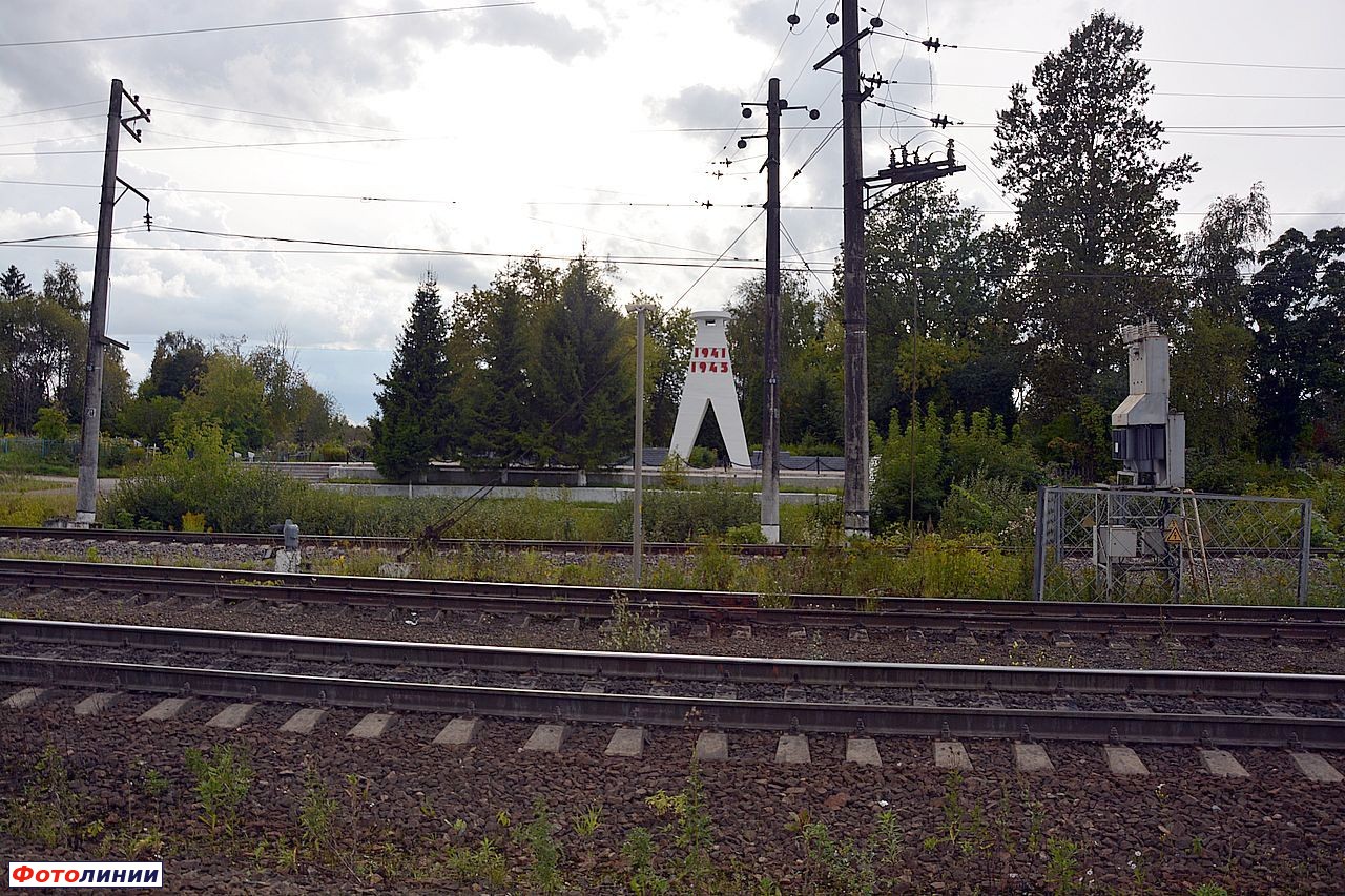 Примыкание южного пути на Волховстрой-1 и мемориальный знак
