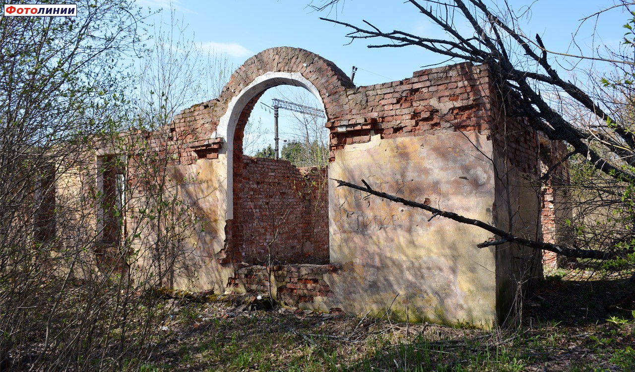 Руины пассажирского здания