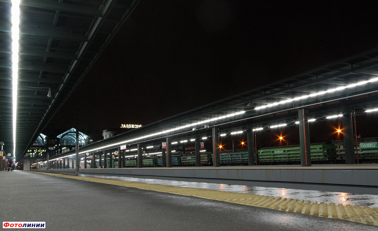Вид платформ в сторону ст. Ручьи ночью