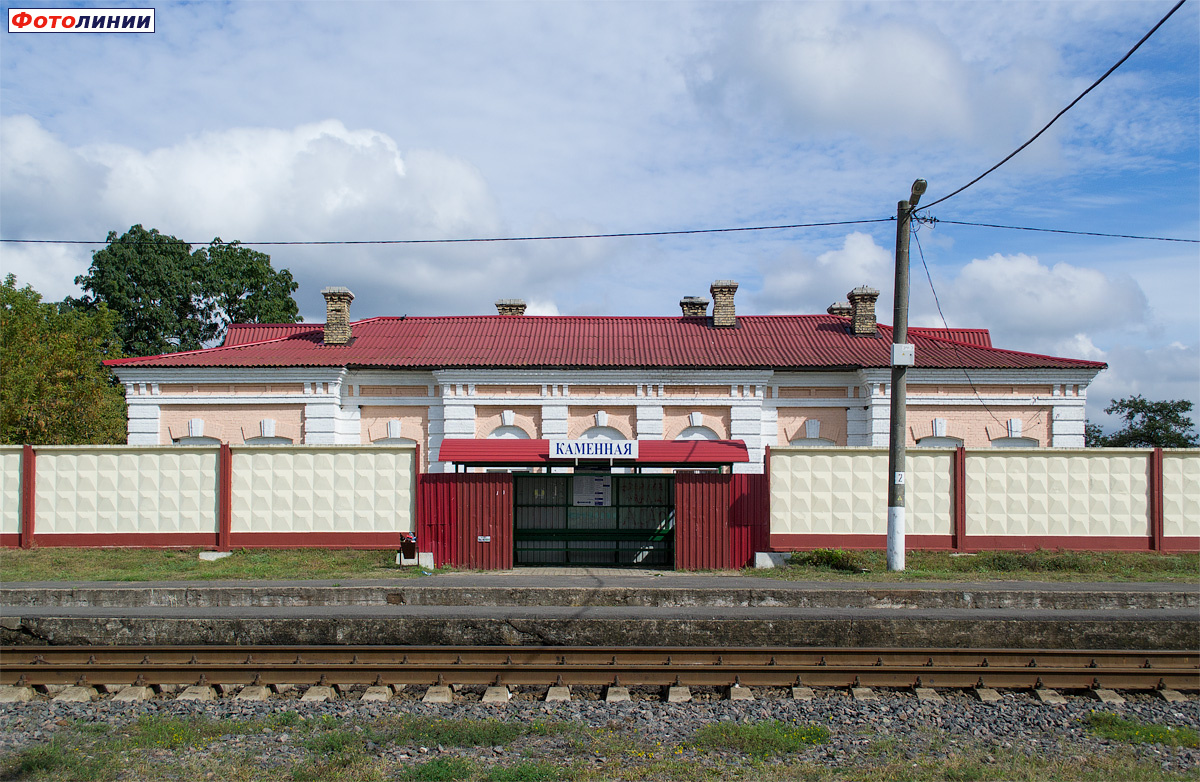 Пассажирский павильон и здание бывшей станции