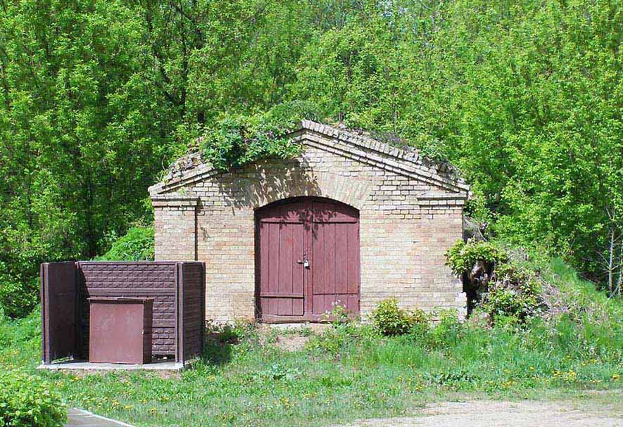 Погреб, находится тут с основания Полесской железной дороги, ему 125 лет