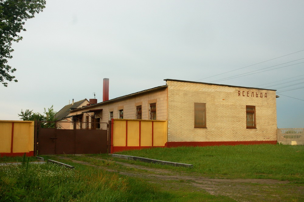 Здание станции с обратной стороны