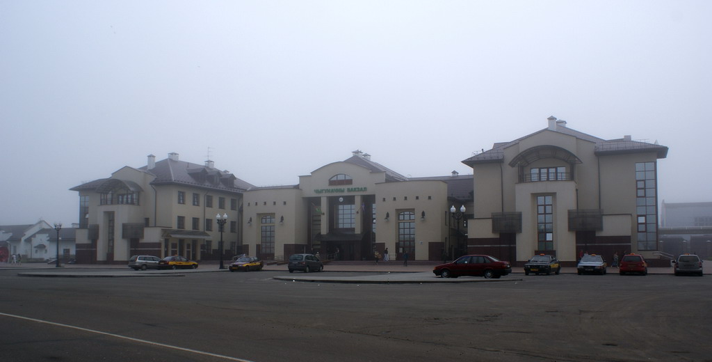 Здание вокзала в тумане