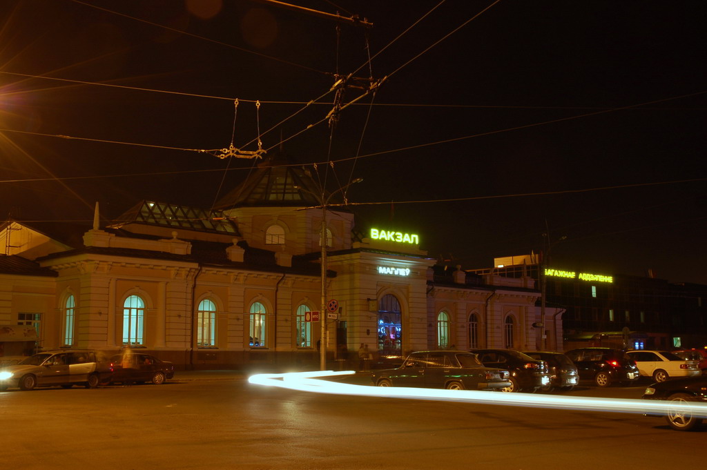 Вид вокзала со стороны города ночью