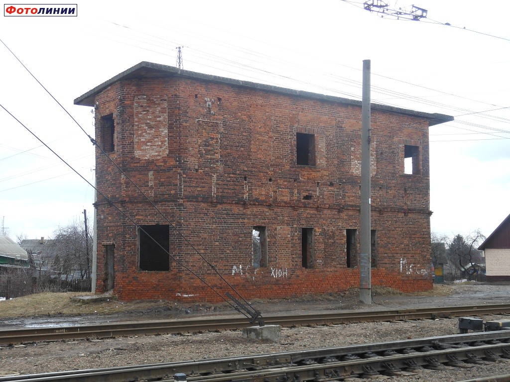 Бывшее здание работников станции