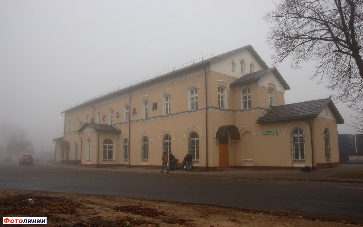 Пассажирское здание в тумане