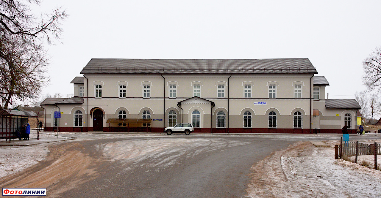 Пассажирское здание, вид со стороны деревни Боровка